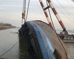 湖北蕲春段货船侧翻  武穴长江打捞公司积极响应号召 奋力搜救